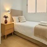 Peaceful & Bright Apartment With Patio - Center